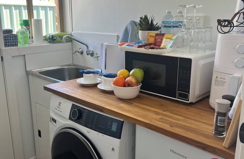 Westmeadows House | Cosy Private Entry Guest Suite with luscious garden- 6 Minutes to Airport