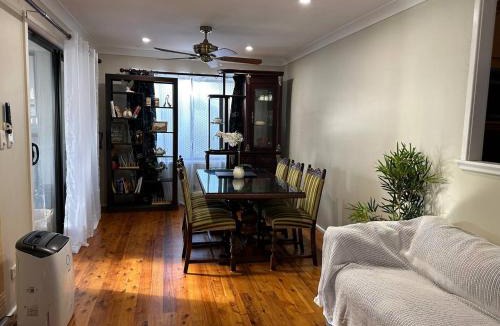 Kingswood House | Cosy & Pvt 1 Bedroom with Backyard Garden