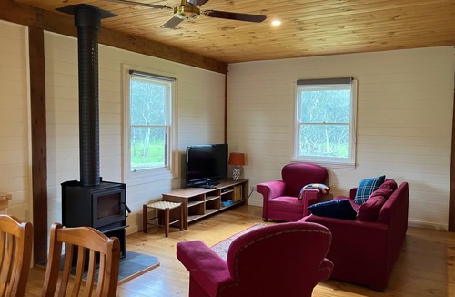 Whanregarwen Cottage | Cosy yet spacious farm stay with views of the surrounding rolling hills