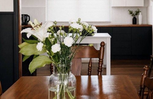 Rutherglen House | Country House - sleeps 6-8. Vineyard views & stroll to town. Pet Friendly !