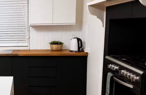 Rutherglen House | Country House - sleeps 6-8. Vineyard views & stroll to town. Pet Friendly !