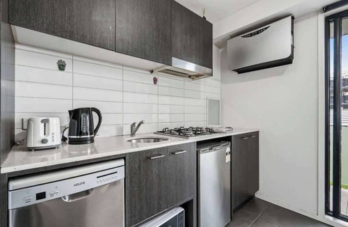 Box Hill Apartment | Couples Studio | Steps to Hospital & Medical Institute