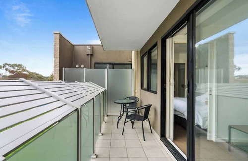 Box Hill Apartment | Couples Studio | Steps to Hospital & Medical Institute