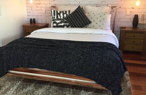 Kenmore House | Courtyard Apartment near Lone Pine Koala Sanctuary