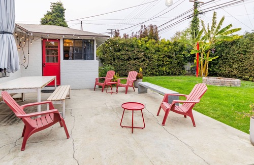 Mar Vista House | Cozy 2 Bed Mid Century Modern Pet Friendly Cottage in Mar Vista with Fenced Yard