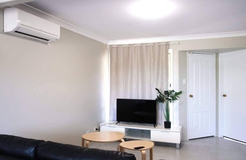 Woodridge House | Cozy 3 bedroom townhouse in Woodridge