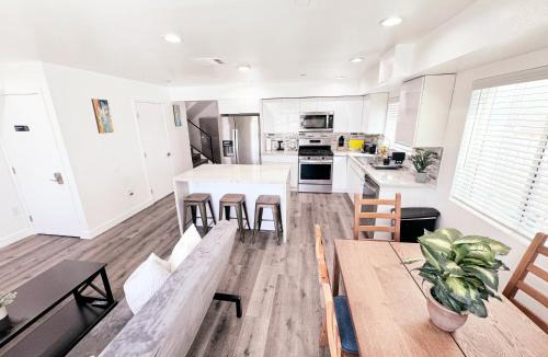 Mid City Apartment | Cozy 3 BR Townhouse with Balcony