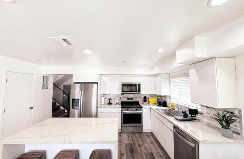 Mid City Apartment | Cozy 3 BR Townhouse with Balcony