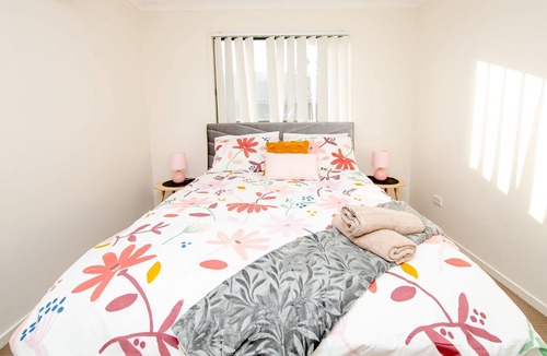 Richlands House | Cozy 3bdr Townhouse - Train Station, Garage, NBN
