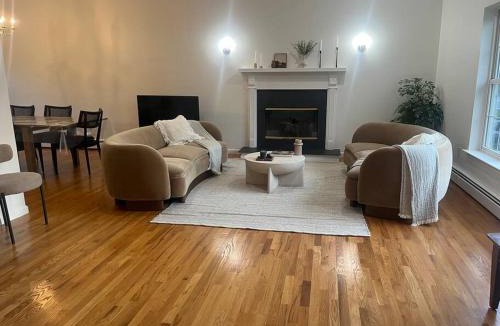 Monroe House | Cozy Beautiful Pondside Luxurious Retreat