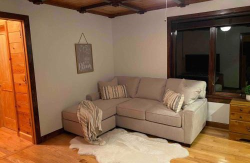 Monticello Villa | Cozy Catskill Log Home