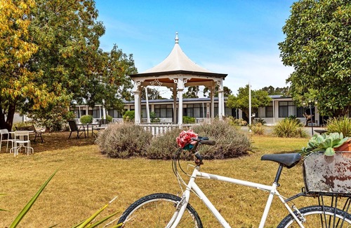 Strathmerton House | Cozy & Clean Country Motel Room near Murray, Pet Friendly