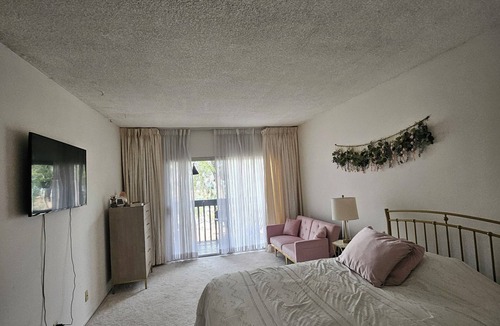 Montebello Condo | Cozy condo on hill top. with beautiful view of the city