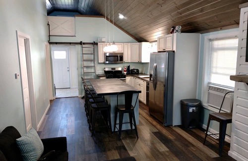 Mannsville House | Cozy Cottage in Sandy Pond 2
