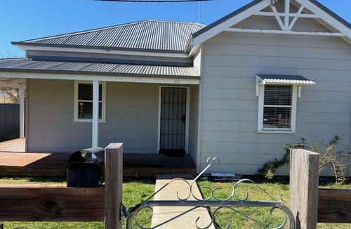 Blayney House | Cozy country retreat