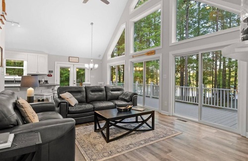 Wise House | Cozy Cove | Waterfront Retreat | Pet-Friendly