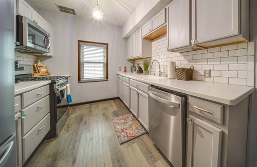 Erie Cottage | Cozy Erie Vacation Rental w/Patio & Seasonal Pool