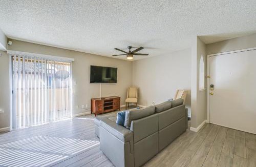 Fresno Apartment | Cozy Fresno Condo with Balcony and Pool Access