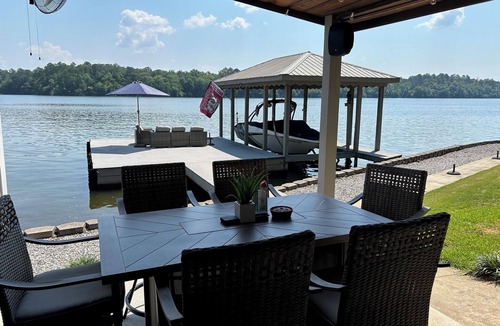 Clanton Apartment | Cozy guesthouse on the lake in charming Clanton with AC and WiFi