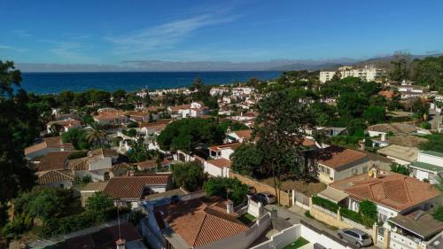 Urbanizacion Costabella House | Cozy holiday home by the beach in Costabella, Marbella