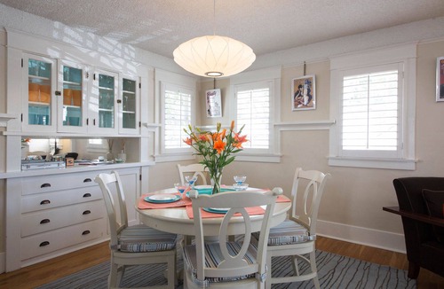 Wilshire House | Cozy Hollywood House ★ Central Los Angeles Location ★ 2 Car Parking
