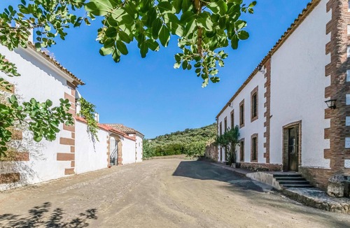 Poblado del Embalse House | Cozy home in Adamuz with private swimming pool, can be inside or outside