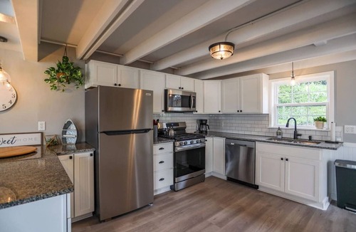 Sennett House | Cozy on Cayuga | Lakefront | Hot Tub | Fire Pit