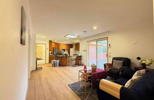 Turner House | Cozy Queen Room | 5-Min Walk to ANU | Near City