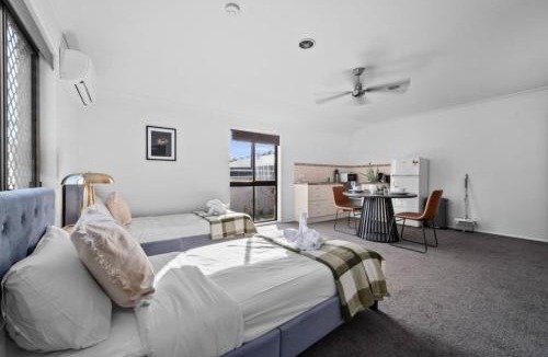 Loganlea House | Cozy Self-Contained Hospital Train and Shop Nearby