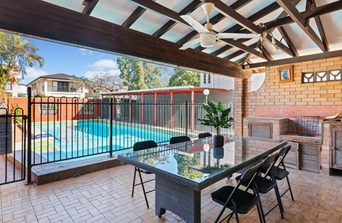 Robertson House | Cozy with Pool 4BD Family Retreat in Robertson
