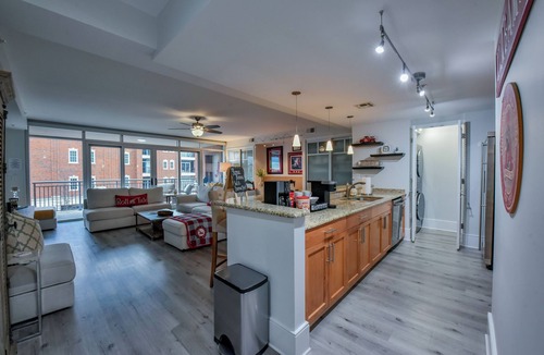 Tuscaloosa Condo | Crimson Chimes - Book for Football - walk to stadium, coliseum and more!