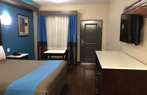 Maywood Hotel | Crystal Palace Inn