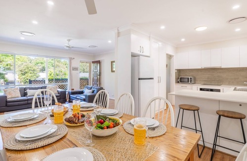 Nelson Bay House | Cuddles Cottage, 4 Christmas Bush Avenue - air conditioned holiday house, 400 metres to Dutchies beach