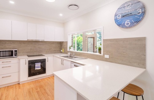 Nelson Bay House | Cuddles Cottage, 4 Christmas Bush Avenue - air conditioned holiday house, 400 metres to Dutchies beach
