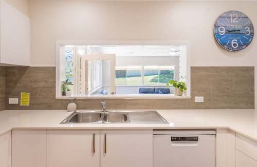 Nelson Bay House | Cuddles Cottage, 4 Christmas Bush Avenue - air conditioned holiday house, 400 metres to Dutchies beach