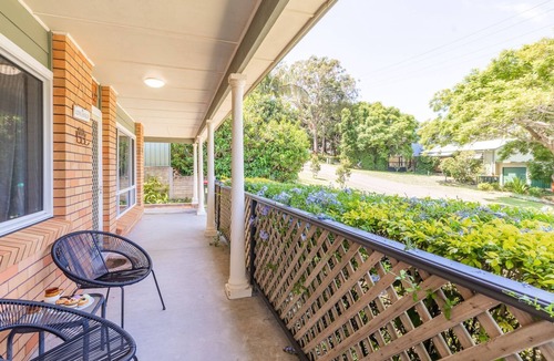 Nelson Bay House | Cuddles Cottage, 4 Christmas Bush Avenue - air conditioned holiday house, 400 metres to Dutchies beach