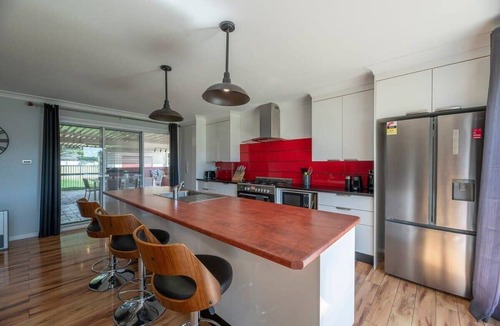 Dubbo East House | Cyril Towers - Family Retreat, Pets Allowed