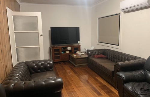 Reservoir House | Daffodil Room - 5 min walk to Edwards lake