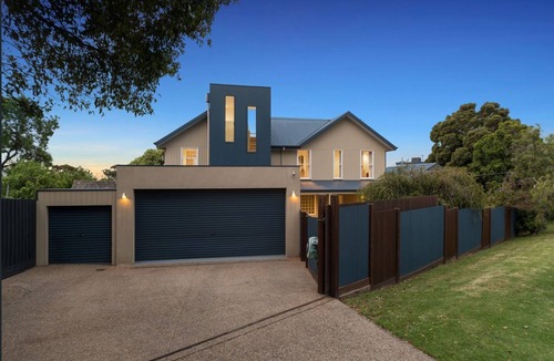 Dromana House | 'Dahlia Views' - the ultimate family entertainer