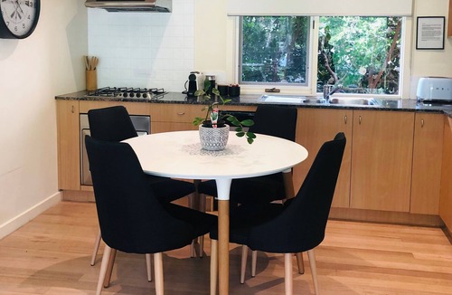 Daylesford Villa | Daylesford Lake Villa 1 .lake frontage and pet friendly