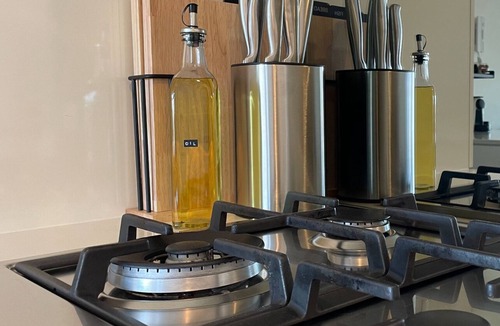 Newstead Apartment | Dean’s Place- Top-floor Luxury Stay in the City with View 15mins frm the Airport