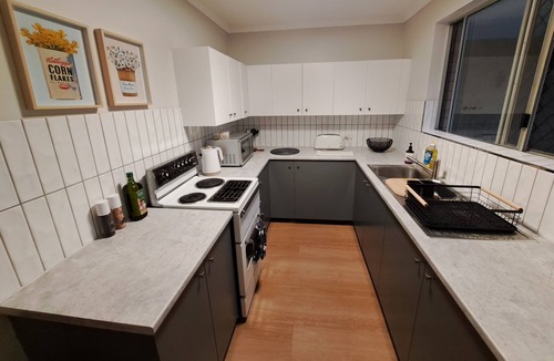 Battery Hill House | Delightful stay in romantic house with changing colour lights, spa and 75" TV