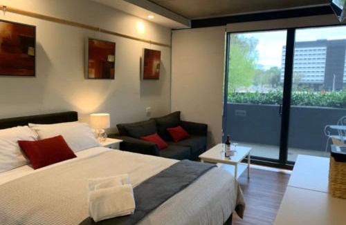 Lyneham Apartment | Deluxe Studio Apartment in the Center of Canberra - Hosted by CanStay
