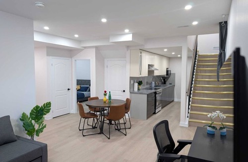 Whitby House | Design your stay: private suite, configurable rooms, minutes from shops.