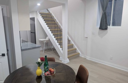 Whitby House | Design your stay: private suite, configurable rooms, minutes from shops.