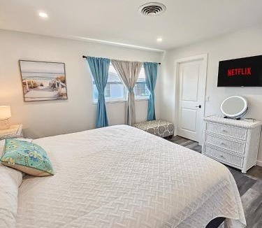 Englewood South House | Dockside Delight Waterfront Gulf Access 4 mins to Beach