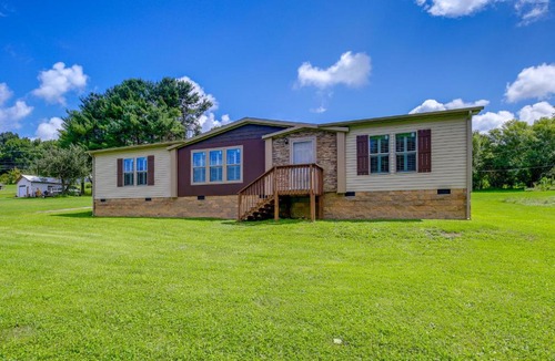 Chilhowie House | Dog-Friendly Home with Mtn Views in Chilhowie!
