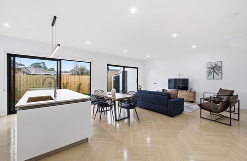 Cheltenham House | Domi Rentals - The Cheltenham Southland House