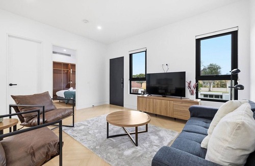 Cheltenham House | Domi Rentals - The Cheltenham Southland House