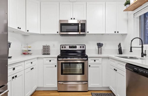 Alamitos Beach Apartment | Double King Suite with Patio Dining and Parking